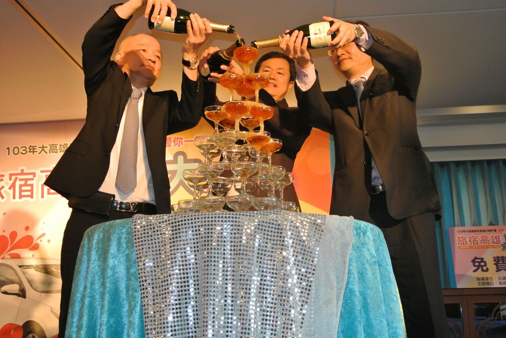 許局長傳盛、劉理事長坤福、李律師茂增倒香檳-3
