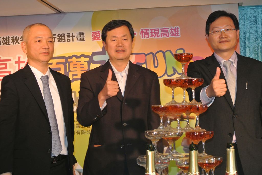 許局長傳盛、劉理事長坤福、李律師茂增倒香檳-2